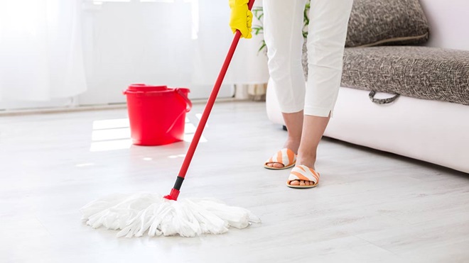 女人用拖把清洁地板